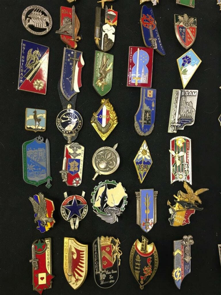 Ensemble de quatre-vingt-six insignes, principalement de promotions militaires