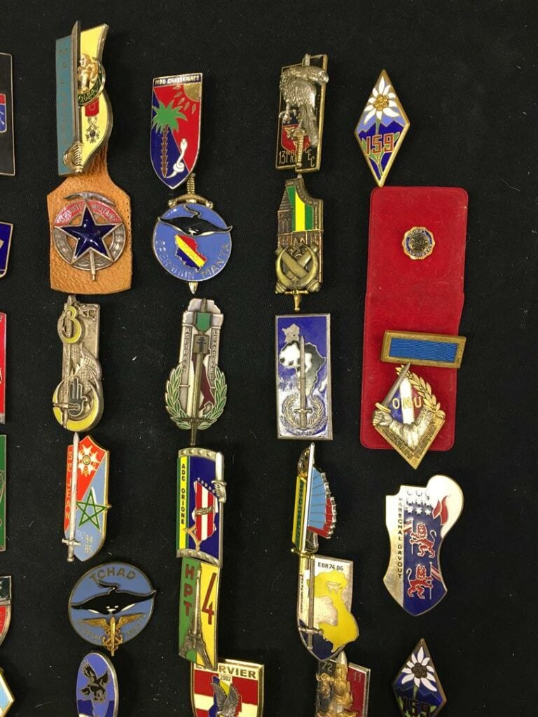 Ensemble de quatre-vingt-six insignes, principalement de promotions militaires