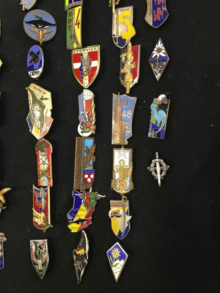 Ensemble de quatre-vingt-six insignes, principalement de promotions militaires