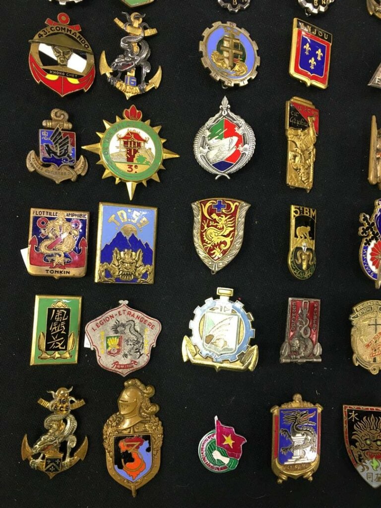 Ensemble de soixante-treize insignes militaires, essentiellement Indochine, rég…