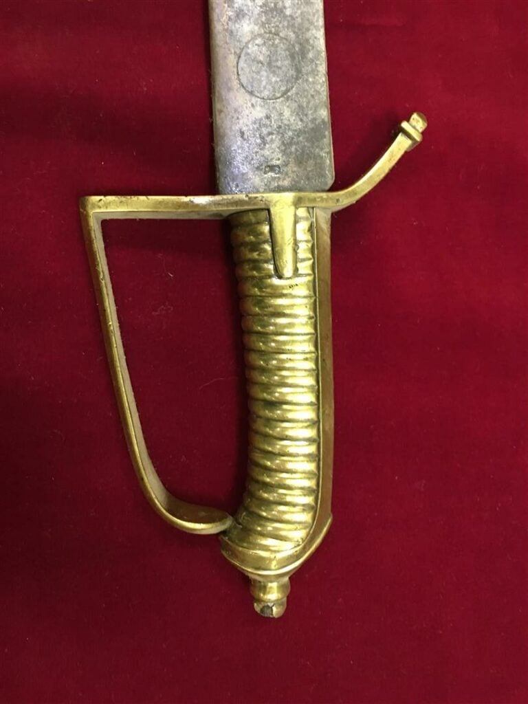 Sabre d'infanterie dit "briquet", modèle de 1767, poignée en laiton, marqué sur…