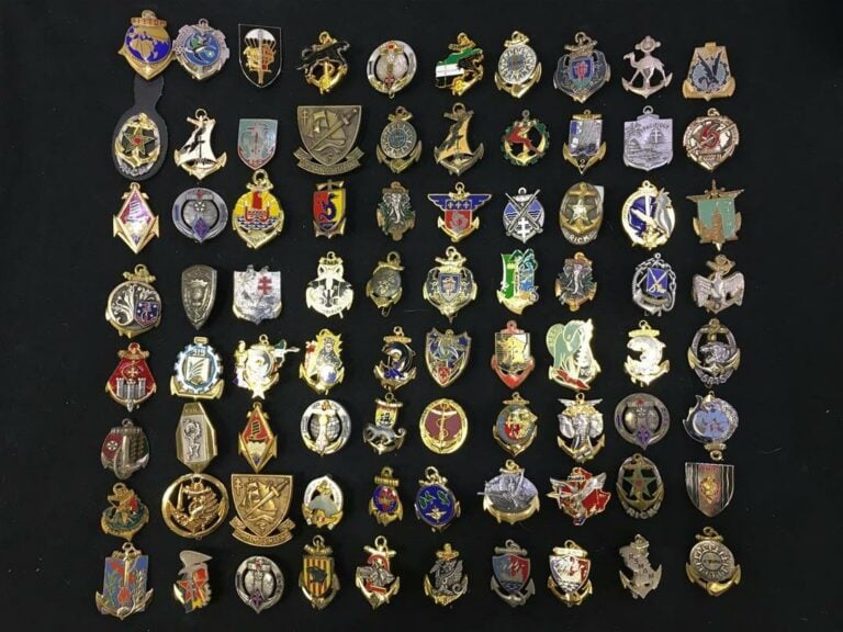 Ensemble de quatre-vingt insignes militaires de régiments de marine, régiments…