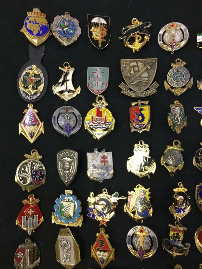 Ensemble de quatre-vingt insignes militaires de régiments de marine, régiments…