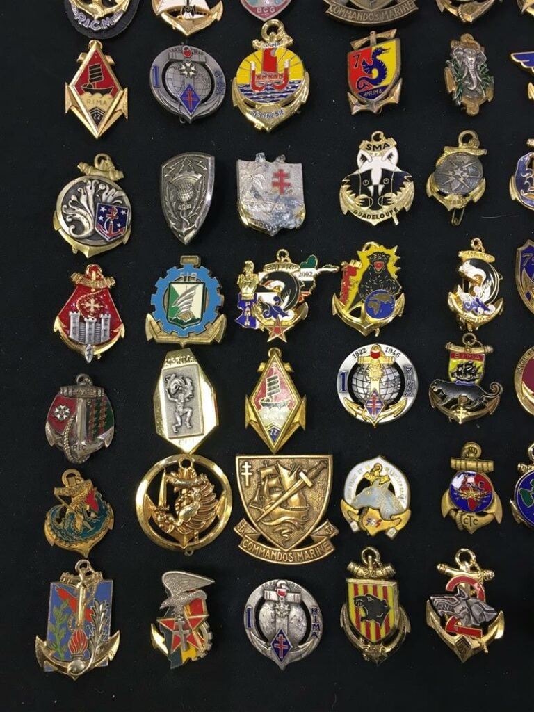 Ensemble de quatre-vingt insignes militaires de régiments de marine, régiments…