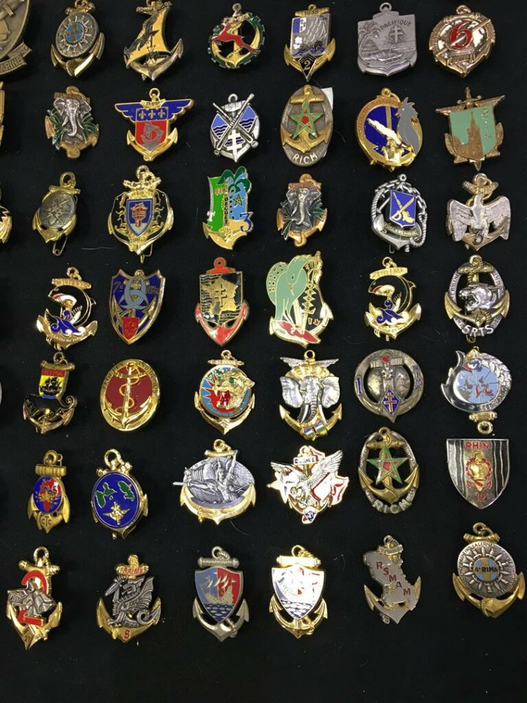 Ensemble de quatre-vingt insignes militaires de régiments de marine, régiments…