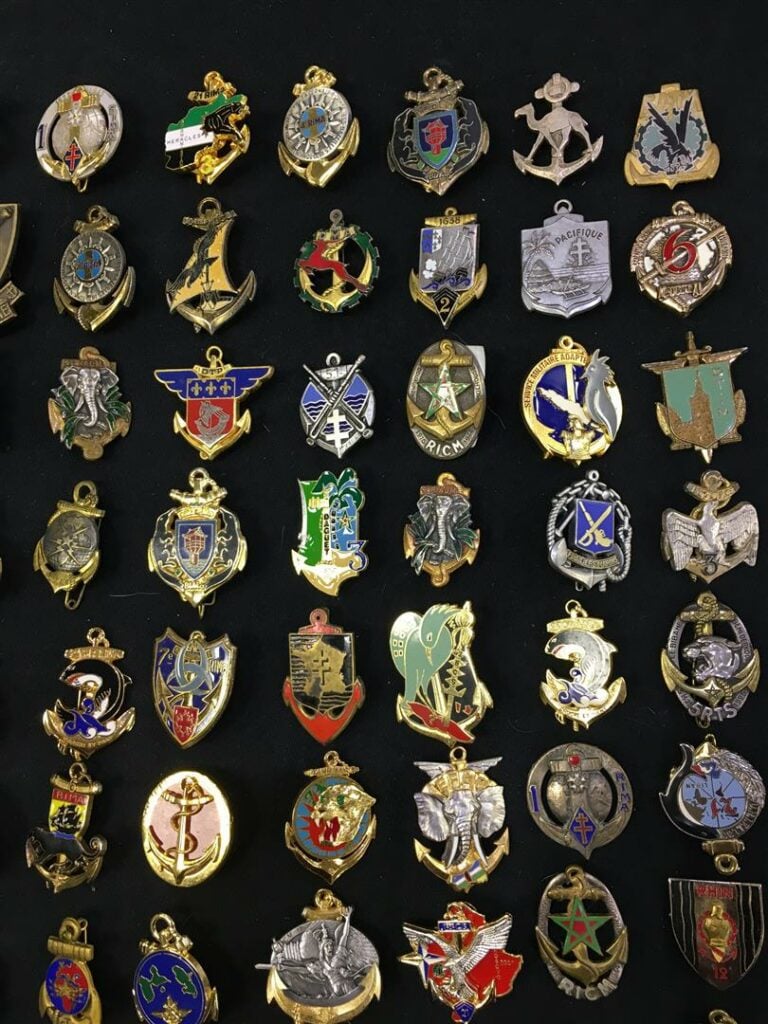 Ensemble de quatre-vingt insignes militaires de régiments de marine, régiments…