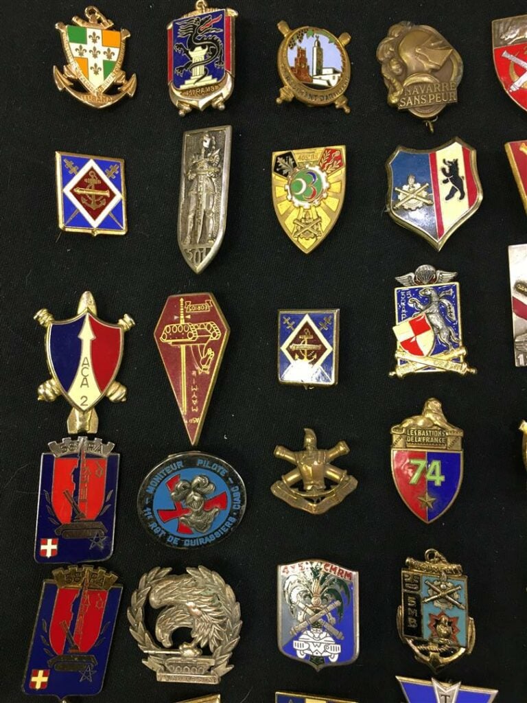 Ensemble de quatre-vingt insignes militaires de régiments d'artillerie, France