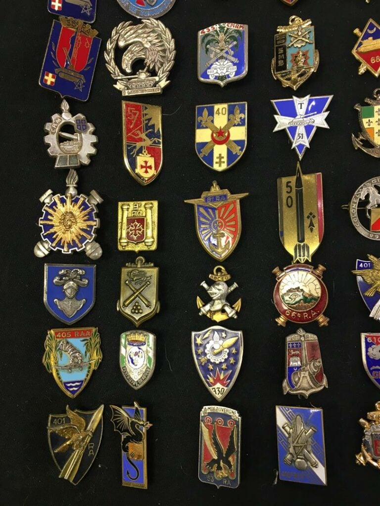 Ensemble de quatre-vingt insignes militaires de régiments d'artillerie, France