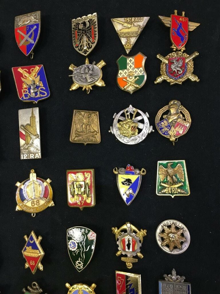 Ensemble de quatre-vingt insignes militaires de régiments d'artillerie, France