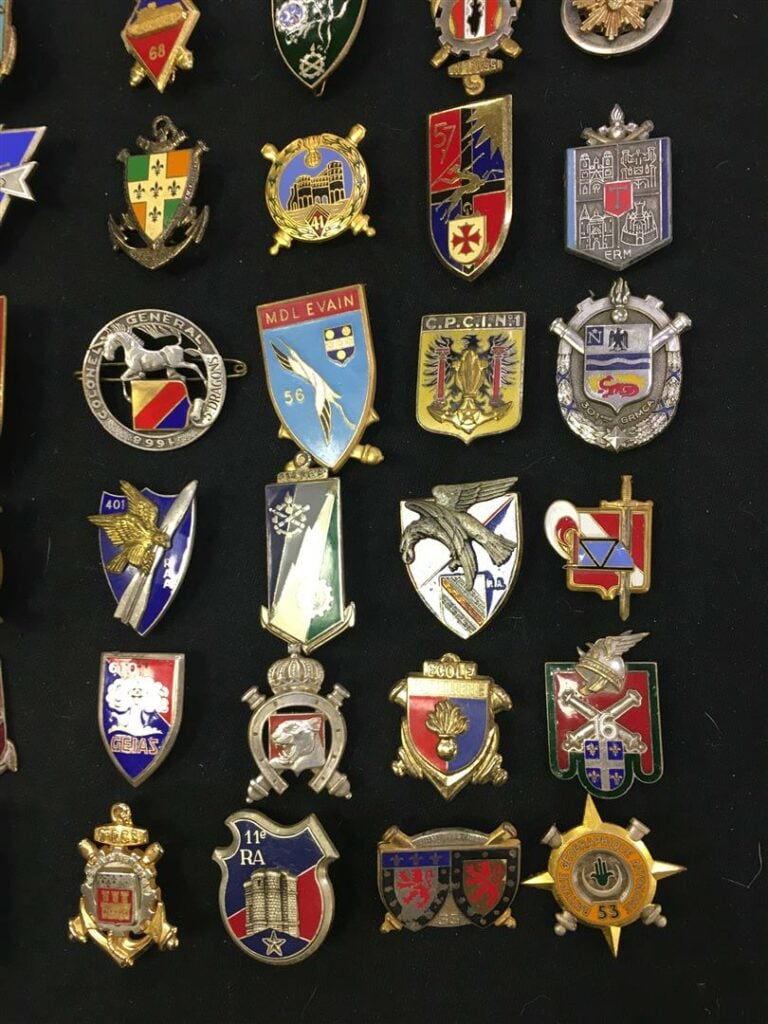 Ensemble de quatre-vingt insignes militaires de régiments d'artillerie, France