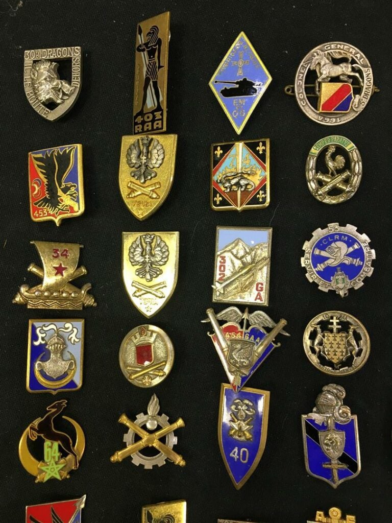 Ensemble de quatre-vingt insignes militaires d'artillerie, France