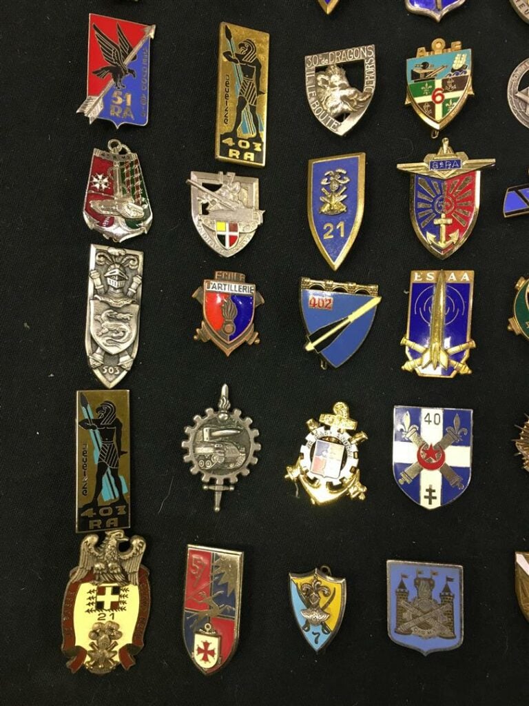 Ensemble de quatre-vingt insignes militaires d'artillerie, France