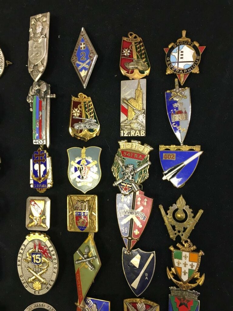 Ensemble de quatre-vingt insignes militaires d'artillerie, France