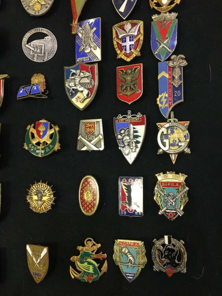 Ensemble de quatre-vingt insignes militaires d'artillerie, France
