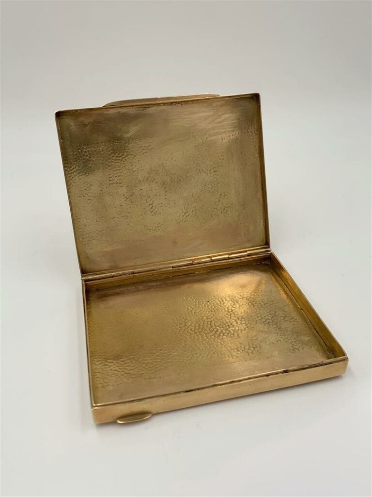 BOITE à CIGARETTES en or jaune et rose (585 millièmes) 14 carats, uni et martel…