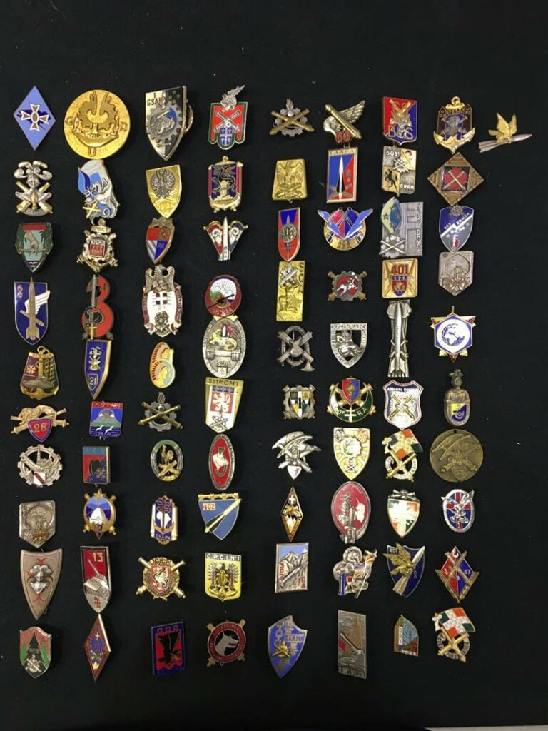 Ensemble de quatre-vingt-un insignes de régiments d'infanterie, France