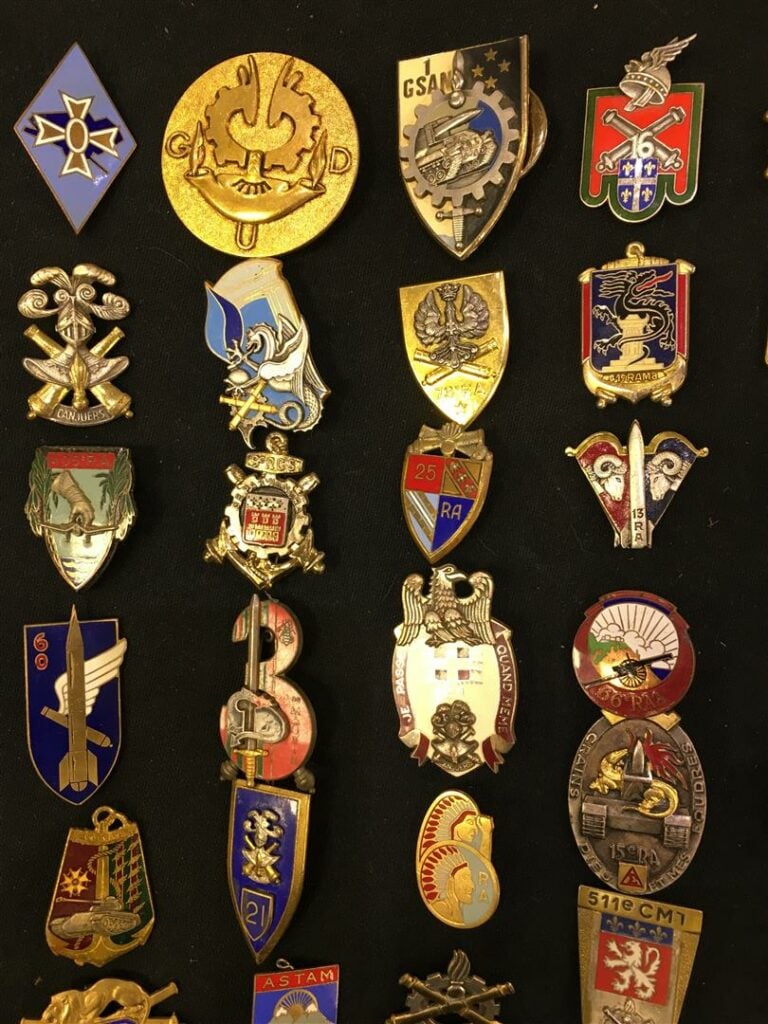 Ensemble de quatre-vingt-un insignes de régiments d'infanterie, France