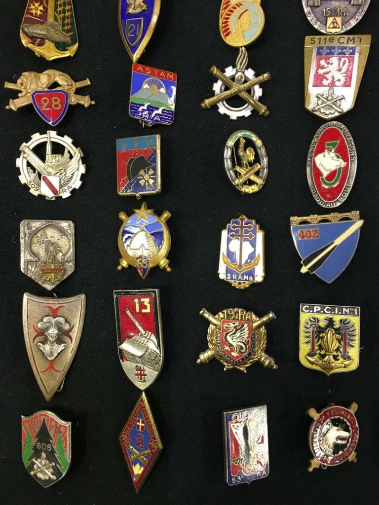 Ensemble de quatre-vingt-un insignes de régiments d'infanterie, France