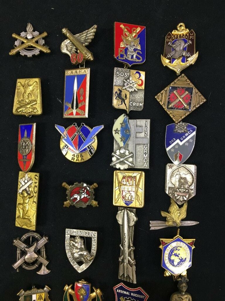 Ensemble de quatre-vingt-un insignes de régiments d'infanterie, France