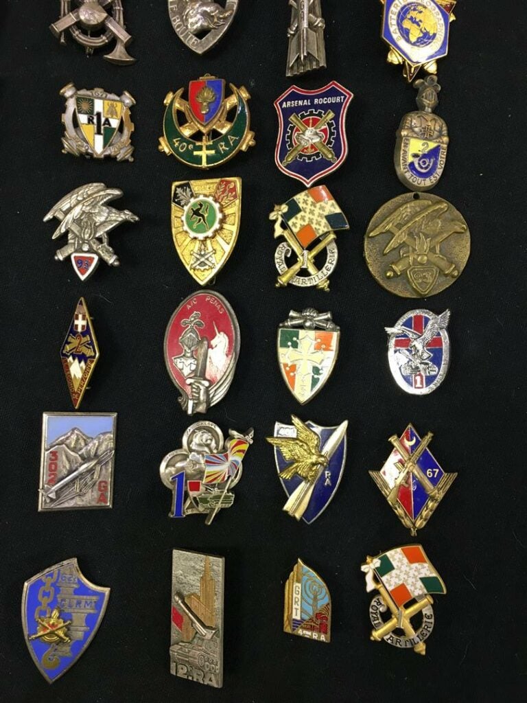 Ensemble de quatre-vingt-un insignes de régiments d'infanterie, France