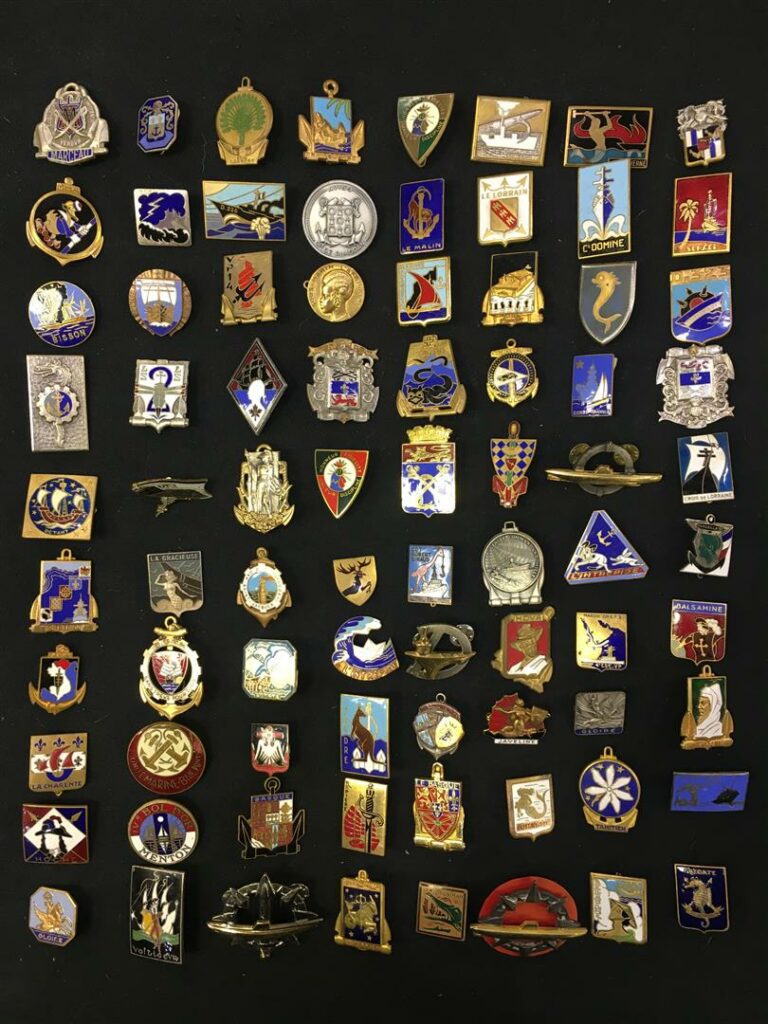 Ensemble de quatre-vingt insignes militaires de la Marine Nationale