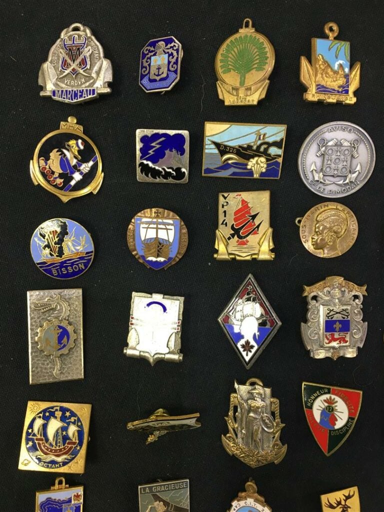 Ensemble de quatre-vingt insignes militaires de la Marine Nationale