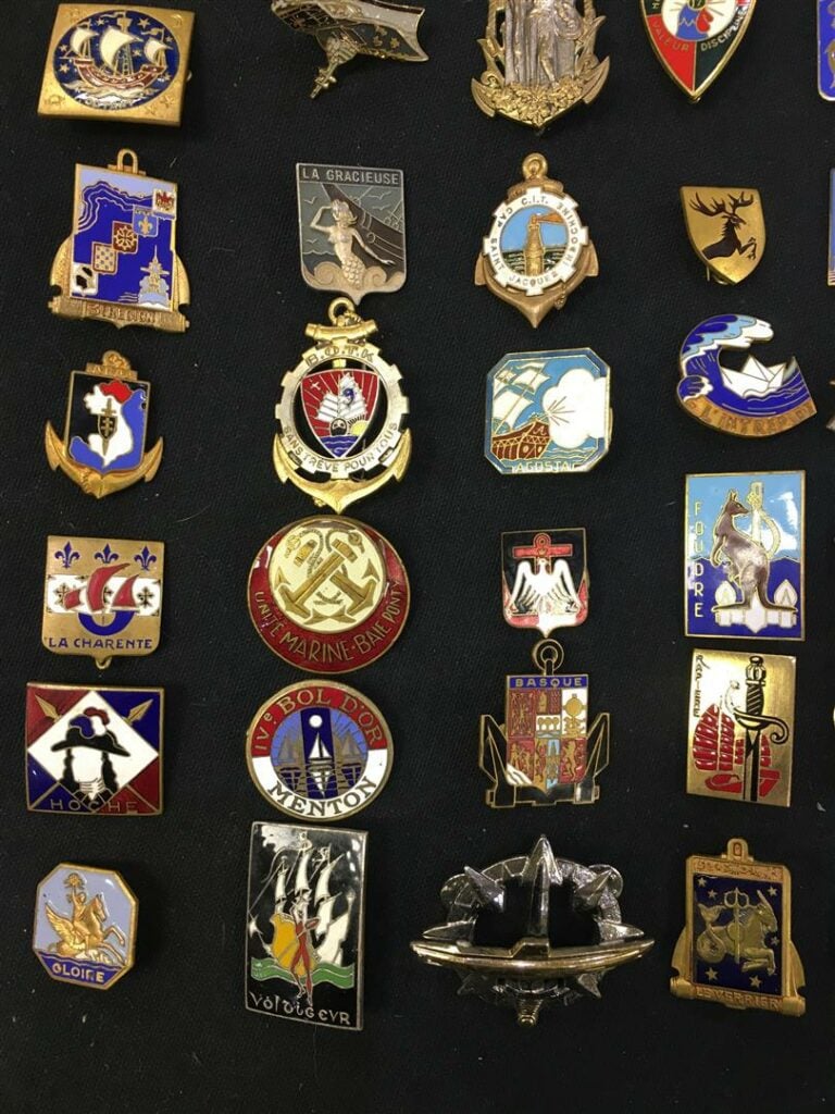 Ensemble de quatre-vingt insignes militaires de la Marine Nationale