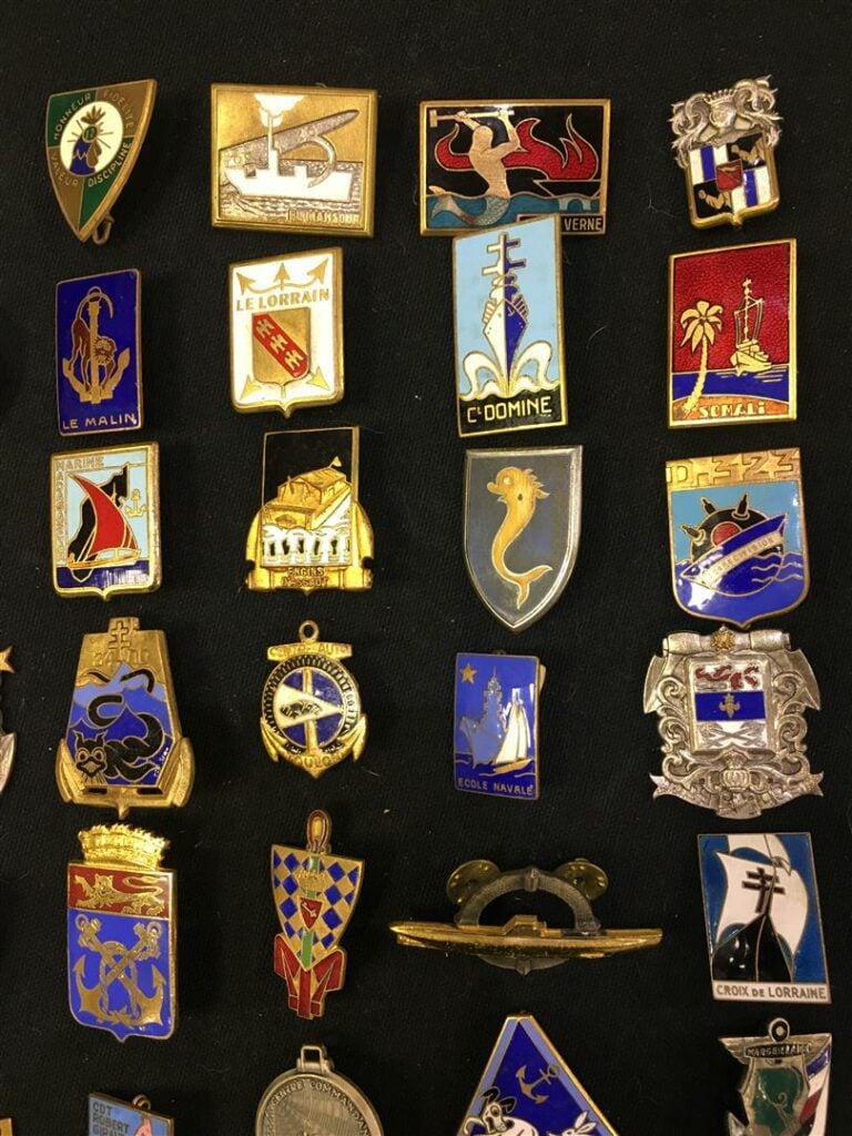 Ensemble de quatre-vingt insignes militaires de la Marine Nationale