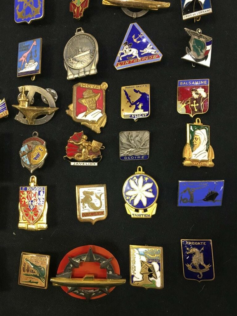 Ensemble de quatre-vingt insignes militaires de la Marine Nationale