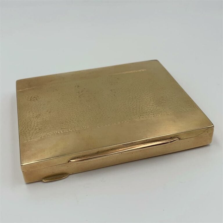 BOITE à CIGARETTES en or jaune et rose (585 millièmes) 14 carats, uni et martel…