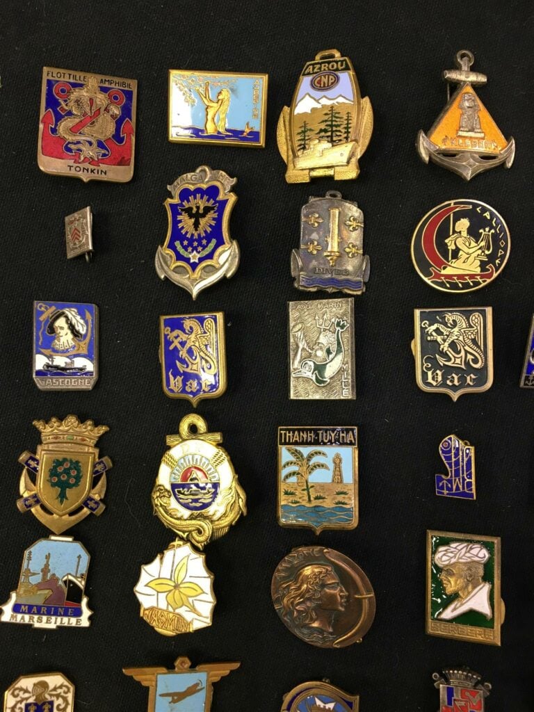 Ensemble de quatre-vingt insignes militaires de la Marine Nationale, notamment…