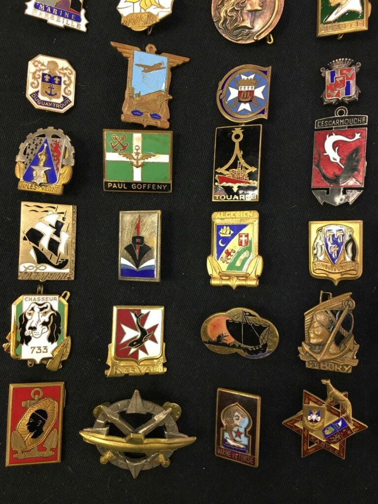 Ensemble de quatre-vingt insignes militaires de la Marine Nationale, notamment…