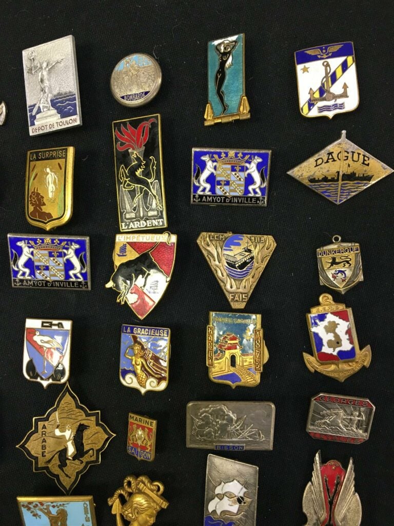 Ensemble de quatre-vingt insignes militaires de la Marine Nationale, notamment…