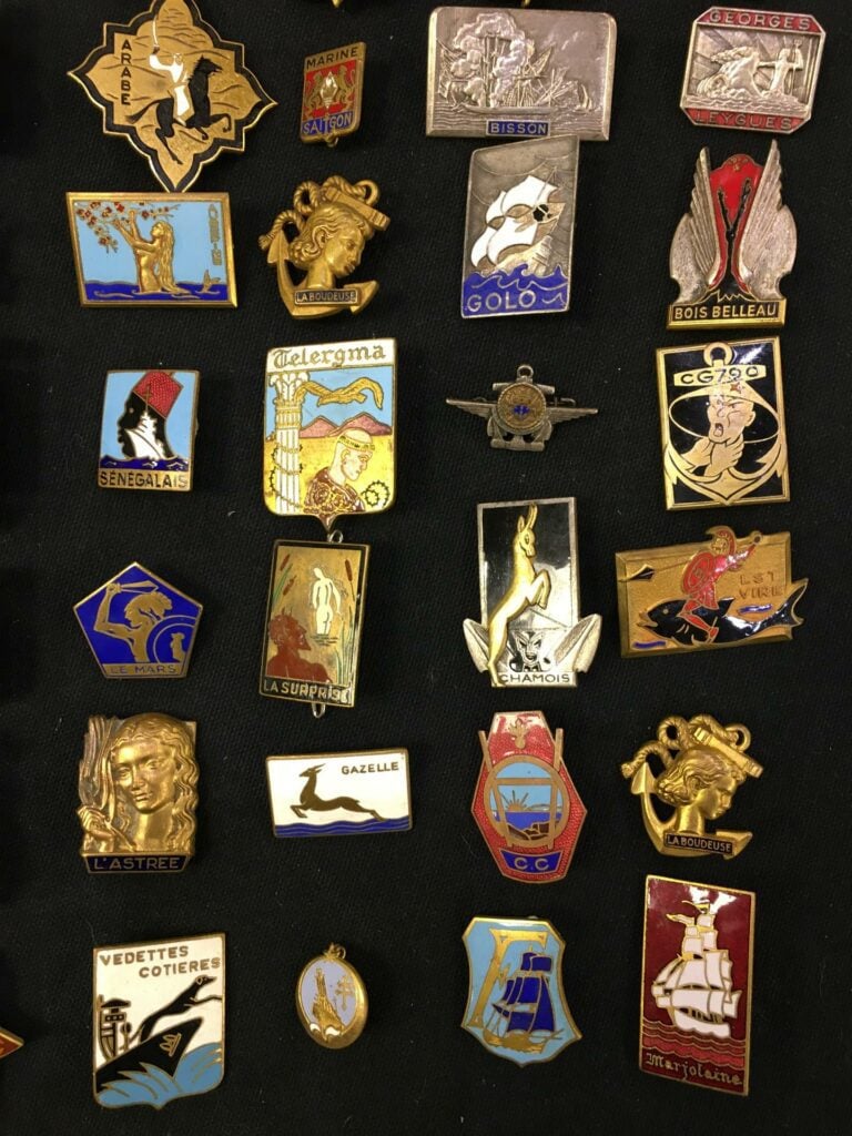 Ensemble de quatre-vingt insignes militaires de la Marine Nationale, notamment…