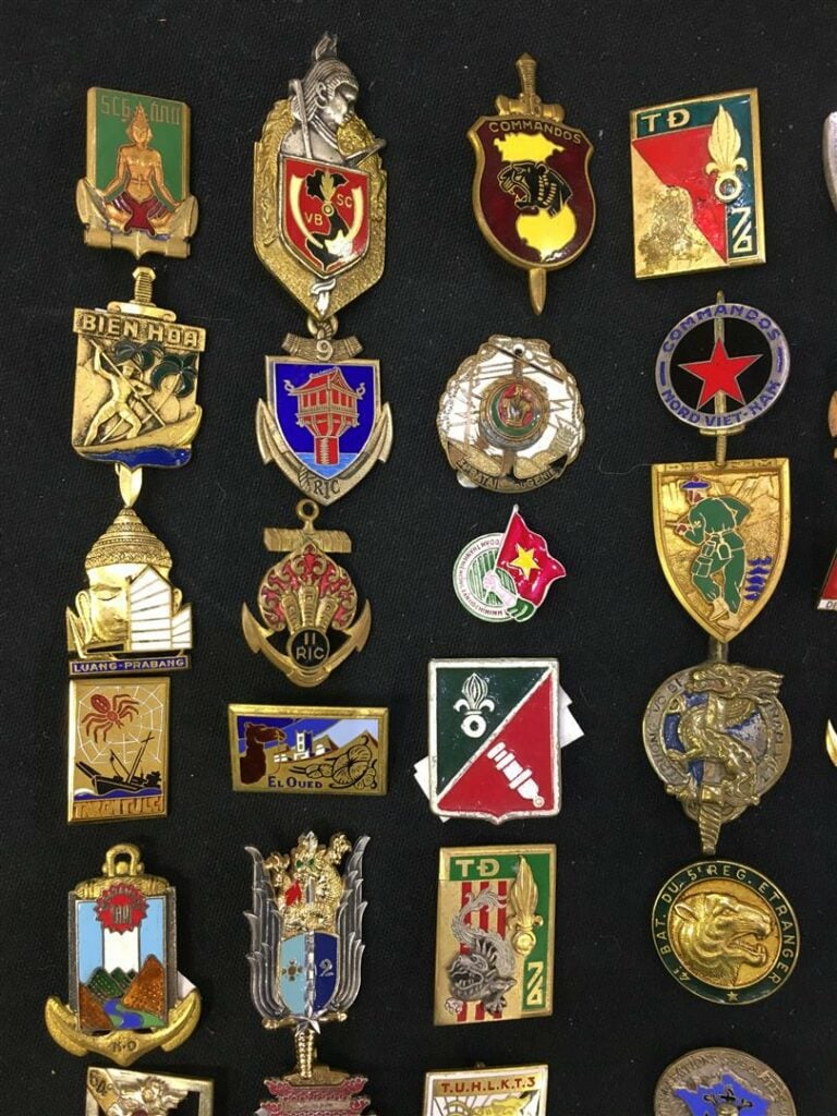 Ensemble de quatre-vingt insignes militaires, essentiellement Indochine, régime…