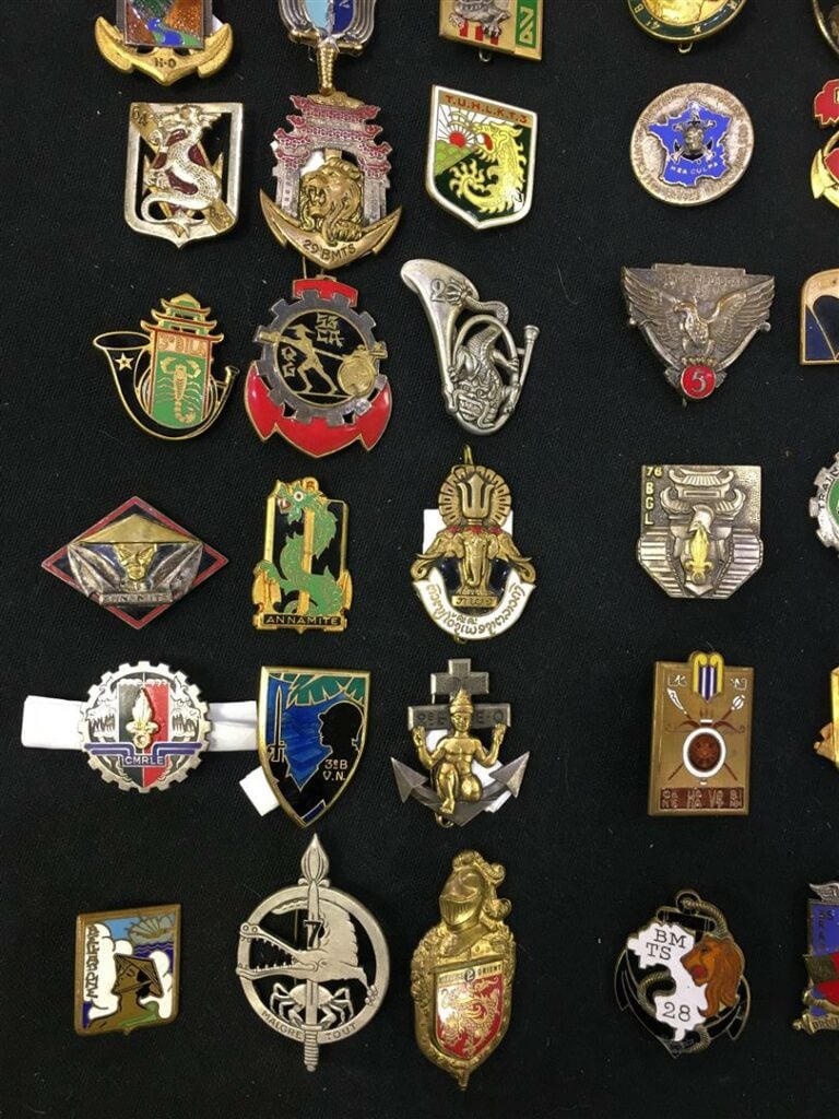 Ensemble de quatre-vingt insignes militaires, essentiellement Indochine, régime…