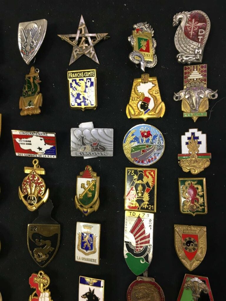Ensemble de quatre-vingt insignes militaires, essentiellement Indochine, régime…