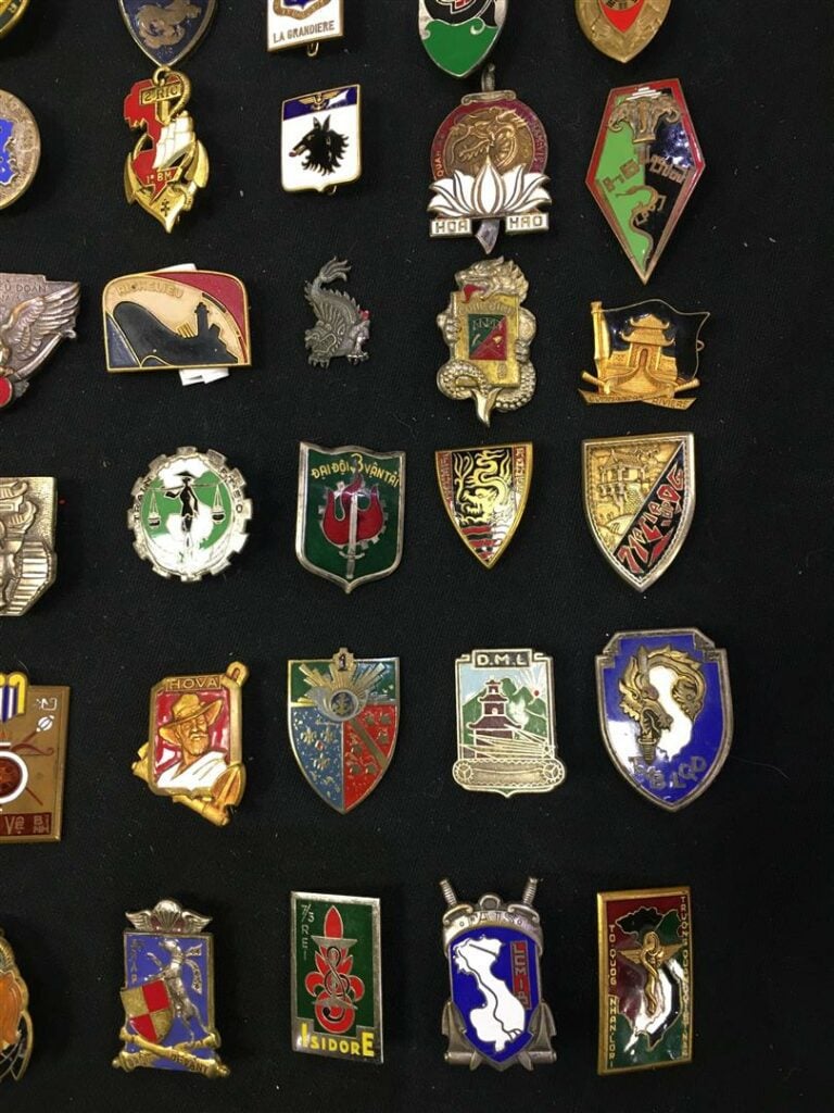 Ensemble de quatre-vingt insignes militaires, essentiellement Indochine, régime…