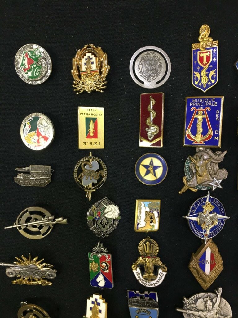 Ensemble de quatre-vingt insignes militaires divers, dont Indochine, ONU, Elite…
