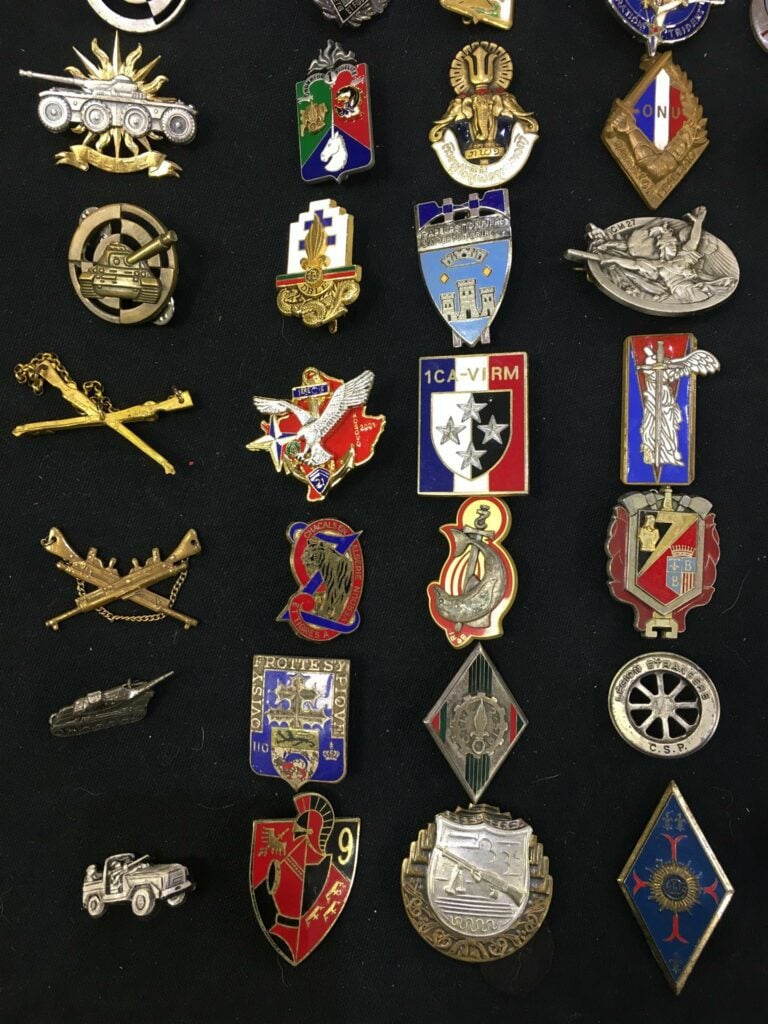 Ensemble de quatre-vingt insignes militaires divers, dont Indochine, ONU, Elite…