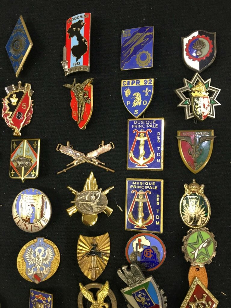 Ensemble de quatre-vingt insignes militaires divers, dont Indochine, ONU, Elite…