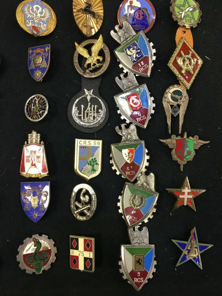 Ensemble de quatre-vingt insignes militaires divers, dont Indochine, ONU, Elite…