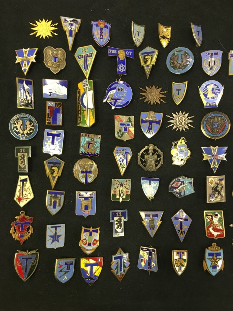 Ensemble de quatre-vingt-quatre insignes de régiments de Transmission