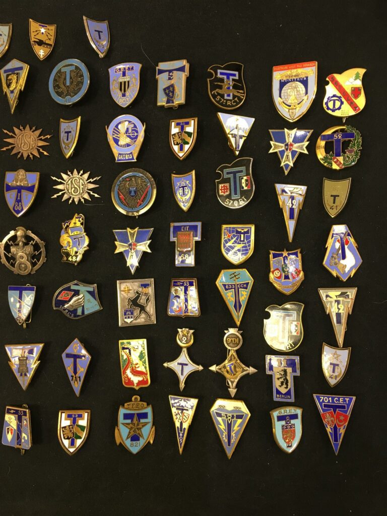 Ensemble de quatre-vingt-quatre insignes de régiments de Transmission