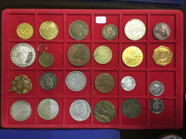Lot trente-six pièces et médailles divers, 1 pièce de 5 francs argent 1870, 25…
