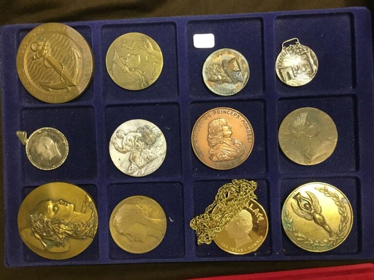 Lot trente-six pièces et médailles divers, 1 pièce de 5 francs argent 1870, 25…