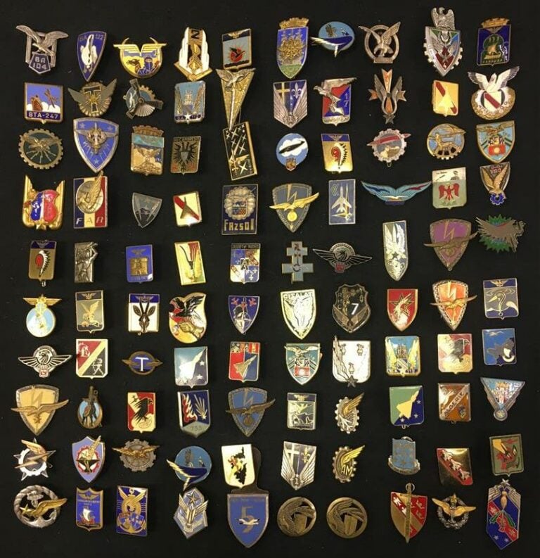 Ensemble de cent insignes de l'aviation, essentiellement France, un Algérie.