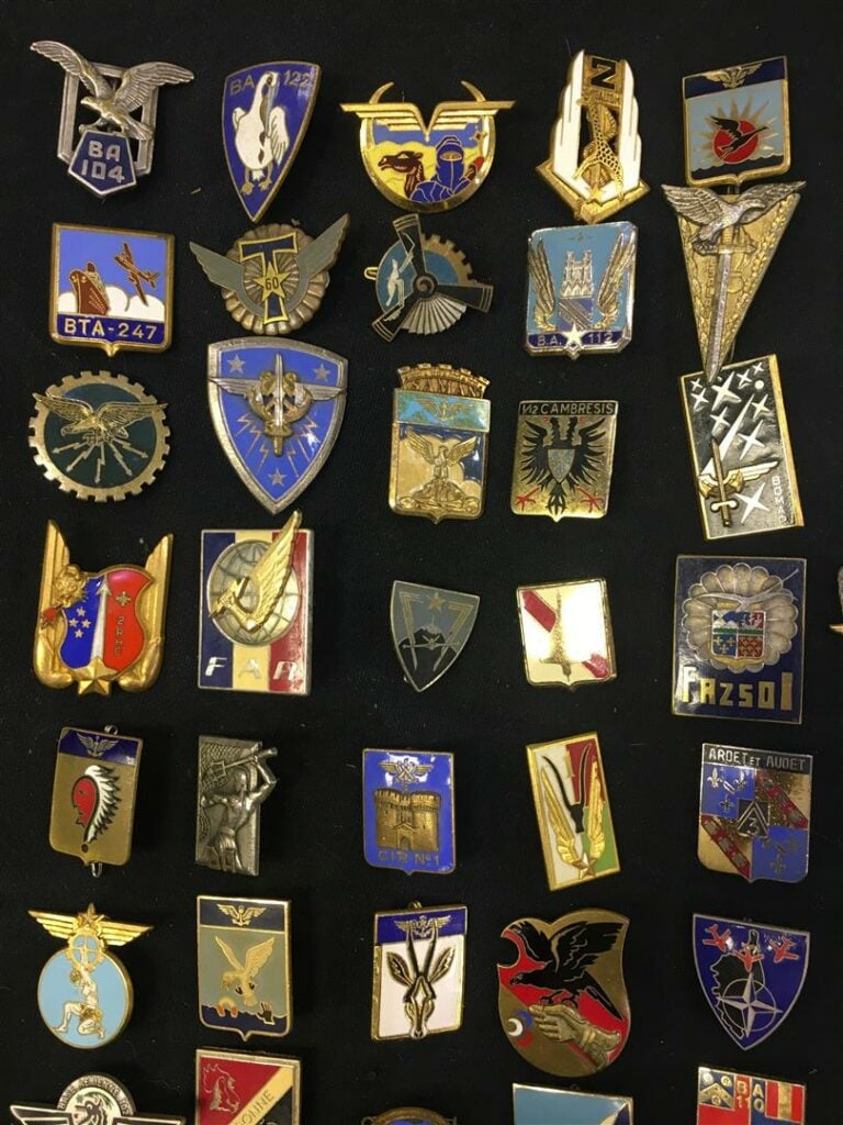 Ensemble de cent insignes de l'aviation, essentiellement France, un Algérie.