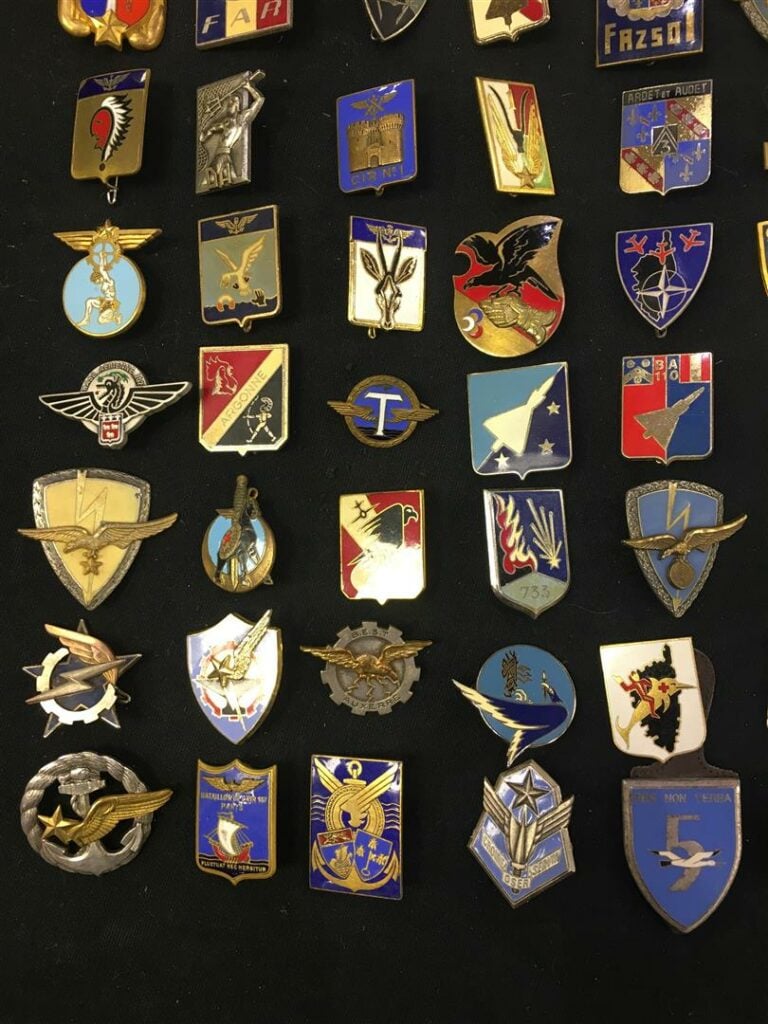 Ensemble de cent insignes de l'aviation, essentiellement France, un Algérie.