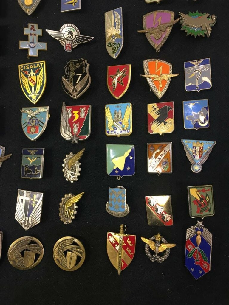Ensemble de cent insignes de l'aviation, essentiellement France, un Algérie.